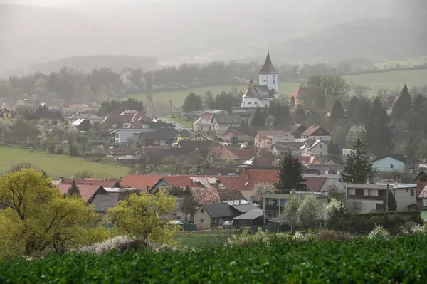 Sahra kum fırtınası kırsal bölgede puslu bir atmosfer yaratır.