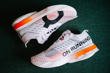 BERN, SWitzerland, 19 ARALIK 2024: Bulut patlaması üzerine İsviçre Mühendisliği Maratona Başarı Getirdi