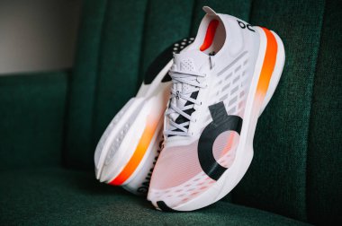 BERN, SWitzerland, 19 ARALIK 2024: Cloudboom Strike 'da, karbon plakalı profesyonel yüksek performanslı koşu ayakkabıları. İsviçre Şirketi 'nden yeni süper ayakkabı modeli.