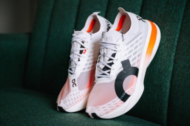 BERN, SWitzerland, 19 ARALIK 2024: Cloudboom Strike, Yüksek Performans İçin Profesyonel Karbon Kaplama Koşu Ayakkabısı