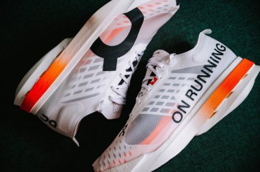 BERN, SWitzerland, 19 ARALIK 2024: Bulutbumu Vuruşu Özellikleri Yol Çalışması İçin Kesme-Kenar Karbon Plakası