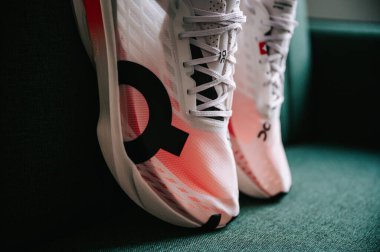 BERN, SWitzerland, 19 ARALIK 2024: Cloudboom Strike 'da, karbon plakalı profesyonel yüksek performanslı koşu ayakkabıları. İsviçre Şirketi 'nden yeni süper ayakkabı modeli.