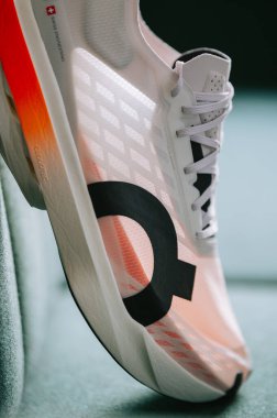 BERN, SWitzerland, 19 ARALIK 2024: Cloudboom Strike 'da Yenilikçi Zıplama tahtası ve Helion Köpüğü ile Hızlı Yarış Ayakkabısı