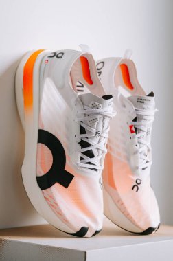 BERN, SWitzerland, 19 ARALIK 2024: Bulut patlaması grevi. Yol Koşusu İçin Yeni Süper Ayakkabılar