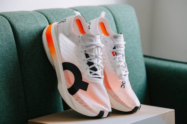 BERN, SWitzerland, 19 ARALIK 2024: Cloudboom Strike 'da Yenilikçi Zıplama tahtası ve Helion Köpüğü ile Hızlı Yarış Ayakkabısı