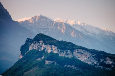 Büyüleyici şehir Arco: Garda Gölü 'ne geçit, arka planda Alpler