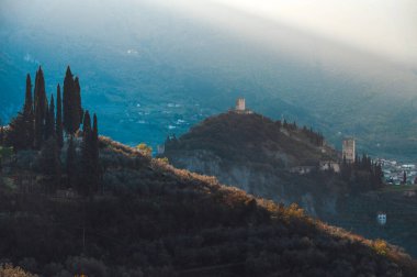 Castello di Arco 'ya bakın. Trentino 'daki İtalyan Şehir Arco' sunun yukarısındaki eski kale Garda Gölü yakınlarındaki ünlü turistik spor ve yaz tatili merkezi.