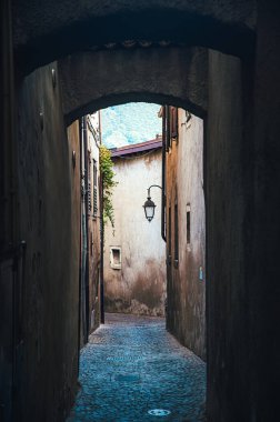 İtalya 'daki eski şehrin sokakları. Ortaçağ mimarisi ve eski şehir lambası