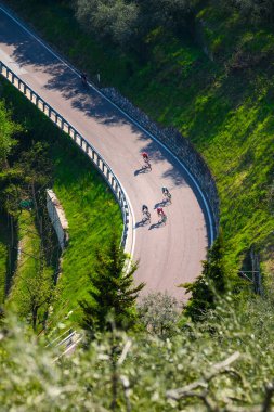 ARCO, İtalya, 10 Mayıs 2021 Giro d 'Italia profesyonel bisiklet yarışı. UCI Dünya Bisiklet Yarışları Alplerde, İtalya 'da. Dolomitlerin altında bisiklet pelotonu