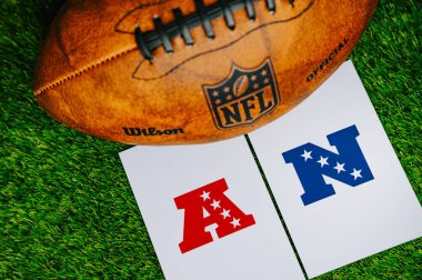 New York, 14 Ocak 2025 AFC, NFL 'de Super Bowl Showdown' a karşı. ABD 'deki Ulusal Futbol Ligi' nin son maçı. Futbol topunun yanındaki yeşil çimlerde NFC ve AFC logoları. Dosya fotoğrafı.