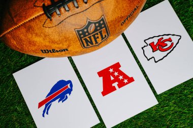 KANSAS, ABD, 19 Ocak 2025: Buffalo Bills, Kansas City Chiefs 'e karşı. AFC Şampiyonluk maçı, NFL 2025. Playoff maçı. Amerikan futbol topu yeşil çimlerin üzerinde. Dosya Fotoğrafı