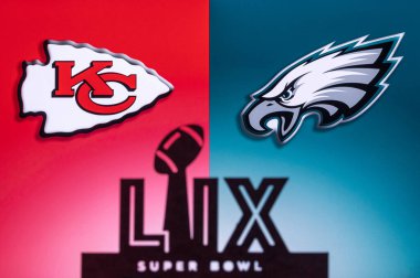 YENİ ORLEANS, ABD, 27 HAZİRAN 2025: LIX Super Bowl. Kansas City Chiefs ve Philadelphia Eagles arasında 2024 sezonluk NFL finallerinin kağıt kesimi beyaz logosu. Yeşil çimlerde Amerikan Futbolu