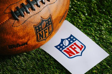 NEW YORK, ABD, FEBRUARY 10, 2025: Ulusal Futbol Ligi (NFL) logosu ve Amerikan futbol topu Yeşil Çim üzerinde.