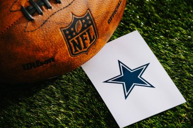 Dallas, ABD, 10 Şubat 2025: Dallas Cowboys NFL takımı Logosu ve Amerikan futbol topu Green Grass 'te.