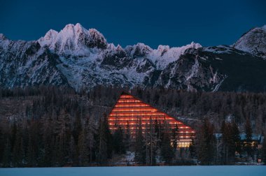High Tatras Dağları 'nda kış günbatımı. Dağların tepesinde yumuşak bir ışık.