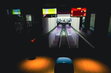 Bowling partisi illüstrasyonu. Arkadaşları canlı bir akşam maçının keyfini çıkarırken çekiyoruz.