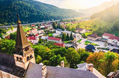 Kilisesi ve treni olan küçük bir kasaba. Tren şehrin sol tarafındadır.