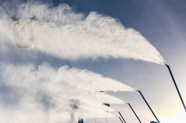 Bir dizi su püskürtüsü havaya fışkırıyor. Sprey beyaz ve büyük bir borudan geliyor.