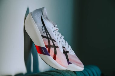 Vienna, AUSTRIA, 15 Temmuz 2025: Asics Metaspeed Ray tüm yeni maraton yarış ayakkabıları birleştirilmiş gelişmiş yastık, hafif malzeme ve elit yol koşucuları için bir karbon plaka 2025 yılında