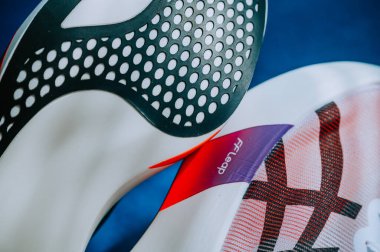 Vienna, AUSTRIA, 15 Temmuz 2025: Asics Metaspeed Ray 'in yeni maraton koşu ayakkabılarının tek tabanı. Karbon kaplama ve köpüklü beyaz ayakkabılar.