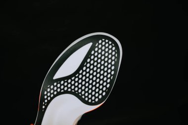 Vienna, AUSTRIA, 15 Temmuz 2025: Asics Metaspeed Ray 'in yeni maraton koşu ayakkabılarının tek tabanı. Karbon kaplama ve köpüklü beyaz ayakkabılar.