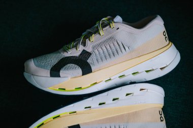 VİYENNA, AUSTRIA, 5 Mayıs 2025: Cloudultra Pro iz ayakkabılarında karbon plakalı, kayalık ve dengesiz yüzeyleri kavramak için Mission Grip dış tabanlı