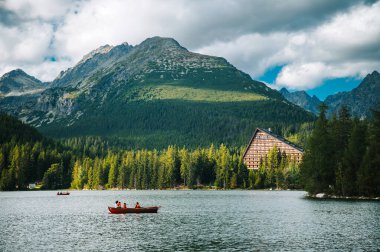 Strbske Pleso gün batımında High Tatras 'ın bir aynası haline gelir. Yumuşak kayıklar onun parıldayan yüzeyinde sürüklenir. Sükunet ve ihtişam dolu bir Slovak yaz akşamının büyüsünü yakalar..