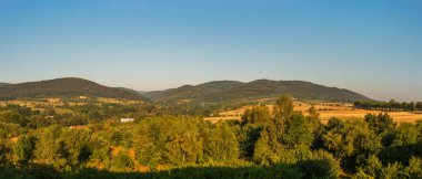 Bystrzyckie Dağları, bir yaz sabahı dağ manzarası, tepeler ve tarlalar manzarası.