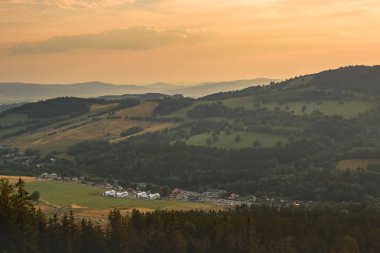 Dağ manzarası, dağ vadisi manzarası yürüyüş parkurundan Gökyüzü Köprüsü 'ne. Bulutlu gün batımı.