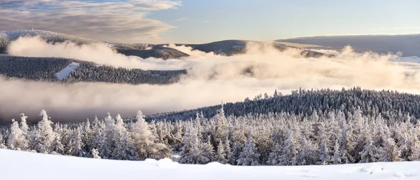 Μέσα Από Τις Κοιλάδες Ομίχλη Ανεβαίνει Την Χιονισμένη Οροσειρά Του — Φωτογραφία Αρχείου