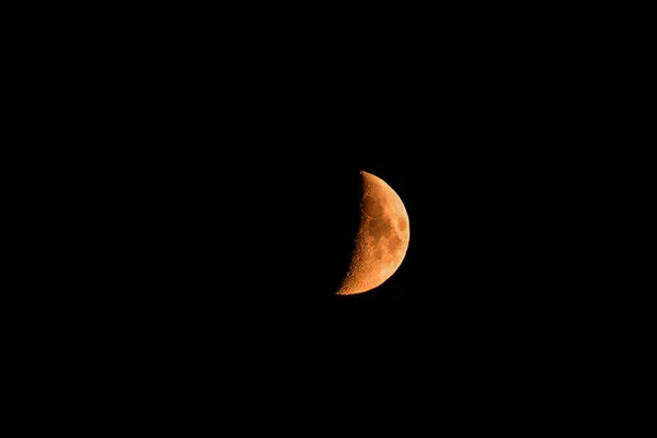 在天空中摇曳新月形 从地面看到明亮的新月形 — 图库照片
