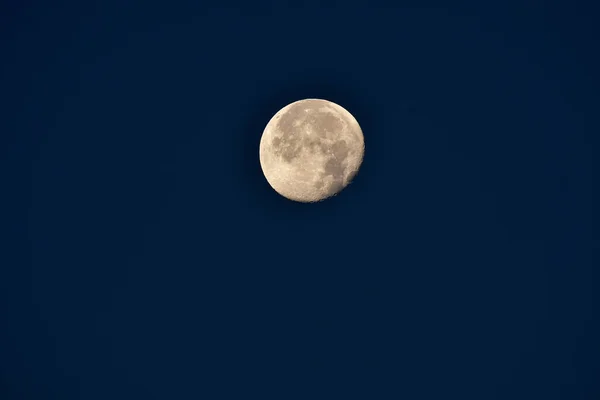 Waning Bełkot Niebie Widok Ziemi Oświetlonym Dysku Księżyca Licznymi Kraterami — Zdjęcie stockowe