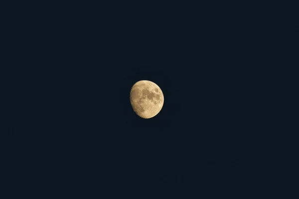 Woskowanie Bełkotu Niebie Naturalny Satelita Widoczny Ziemi Oświetlony Dysk Księżycowy — Zdjęcie stockowe