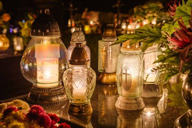 Ölünün ziyafetinde yanan renkli mumlar, merhumun anısının mezarına konmuş..