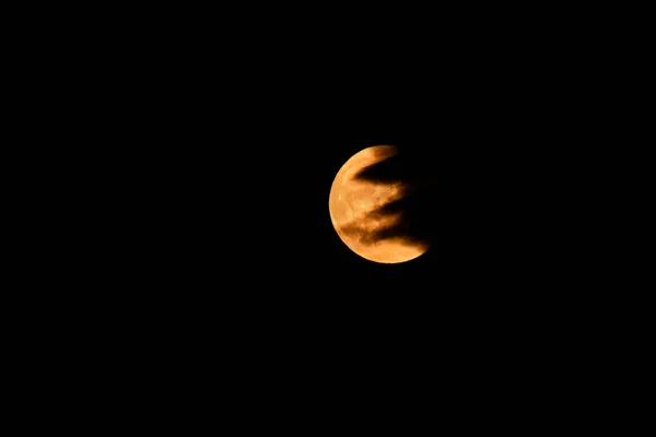 Πανσέληνος Κυνηγών Πορτοκαλί Φεγγάρι Σκιασμένο Από Ένα Στρώμα Σκοτεινών Νεφών — Φωτογραφία Αρχείου