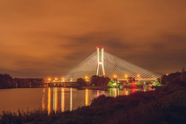 弗罗茨拉夫 奥德拉河上的Redzinski桥 夜晚照亮了整个建筑 城市上空笼罩着低垂的云彩 从河岸俯瞰河流 — 图库照片