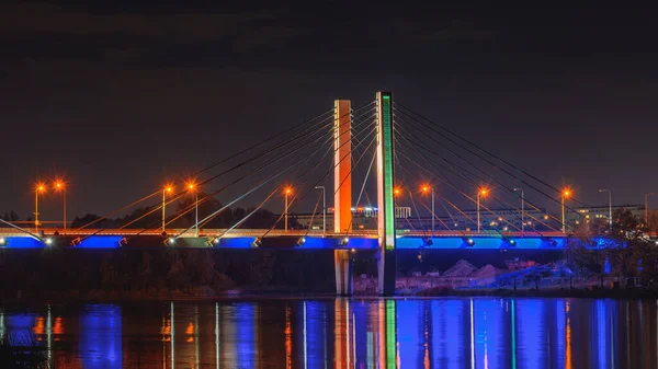 黄昏时分 奥德拉河上的千禧桥灯火通明 五彩斑斓的灯光将映照在水面上 从河岸眺望 — 图库照片