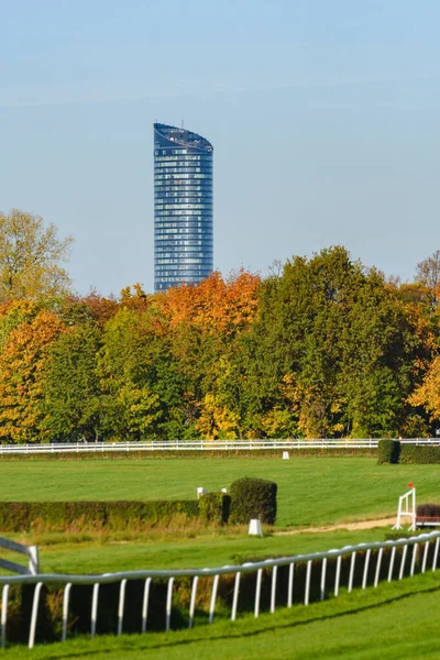 Wroclaw Hästkapplöpningsbana Med Hinder Höstlandskap Med Färgglada Träd Solig Dag — Stockfoto