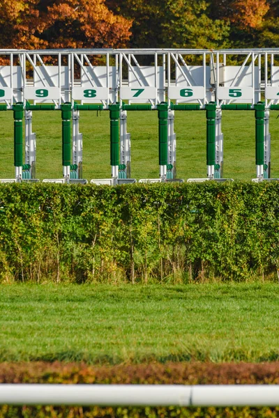 Wroclaw Hästkapplöpningsbana Start Grindar För Hästar Höstlandskap Med Färgglada Träd — Stockfoto