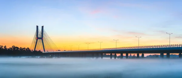 日没後の夜遅くに Odra川の上のWroclaw Redzinski橋 涼しい夜に川の上に濃い霧 高速道路 — ストック写真