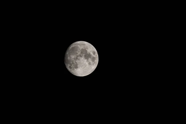 天空中令人毛骨悚然 一颗从地面上看得见的天然卫星 一个明亮的月球圆盘 表面上有许多弹坑 — 图库照片