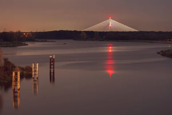 橋の照明でRedzinski橋が点灯し 広いOdra川は水に反映されます — ストック写真