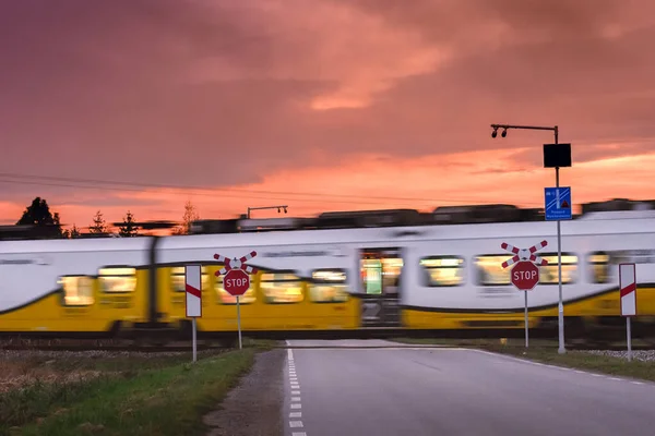 Пасажирський Поїзд Проходить Через Незахищену Залізницю Добре Відзначений Вечірнє Небо — стокове фото
