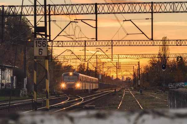 Пасажирський Поїзд Їде Залізничних Коліях Станції Вид Маршруту Язку Заході — стокове фото