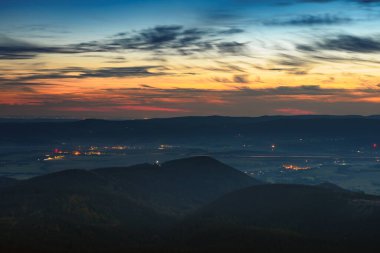 Snieznik Massif, doğu Sudetes Dağ Vadisi manzaralı gece manzaralı gün batımından sonra parlayan renkli gökyüzü.