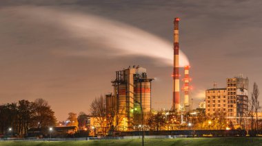 Wroclaw, Odra Nehri 'ndeki yanan belediye elektrik santrali, bacadan çıkan duman. Geceleri görünüm.