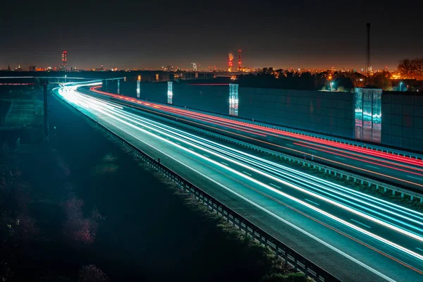Traffico Automobilistico Autostrada Con Schermi Alta Intensità Energetica Sotto Città — Foto Stock