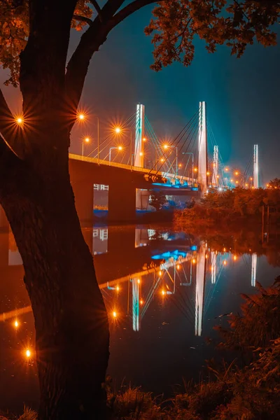 Wrocław Most Tysiąclecia Nad Odrą Oświetlony Nocy Kolorowe Oświetlenie Odbije — Zdjęcie stockowe