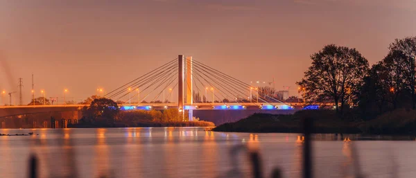 市内を流れるオドラ川に架かるミレニアル橋のライトアップ 夜の海岸からの眺め — ストック写真