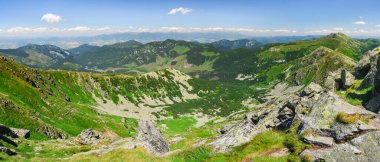 Slovakya 'daki Low Tatras' ta Chopok tepesi. Alçak Tatras Ulusal Parkı 'ndaki dağlarla ve vadilerle tepeden manzara. Yürüyüş yolları olan kayalık dağlar.